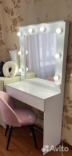 Гримерный стол с зеркалом