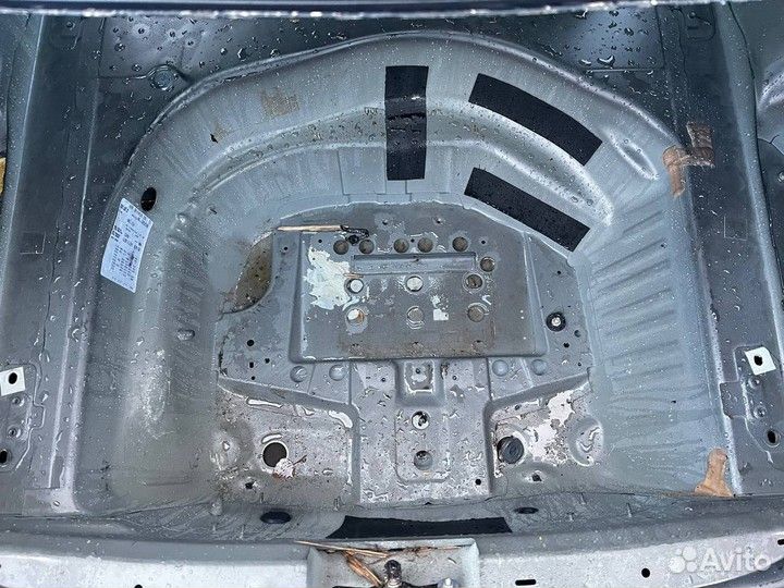 Ниша запасного колеса Audi A4