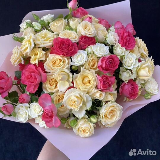 Букет разноцветных кустовых роз, 60см 43 шт
