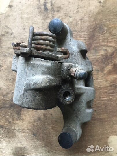 Суппорт тормозной задний правый Renault Laguna 2