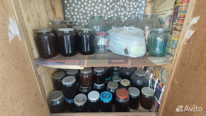 Банки стеклянные с вареньем и без