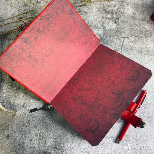 Люкс: Ярко-красный ежедневник Люкс в твердой обложке - яркий и стильный акцент в вашем образе