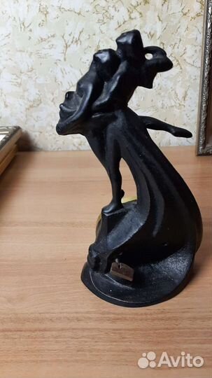 Часы статуэтка