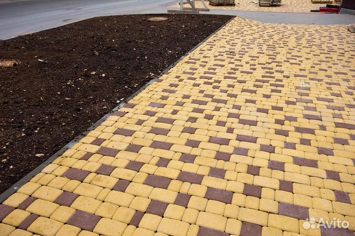 Разнорабочие, и специалисты - тротуарная плитка