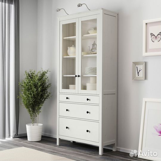 Hemnes Шкаф-витрина с 3 ящиками 503.717.72 Белая м
