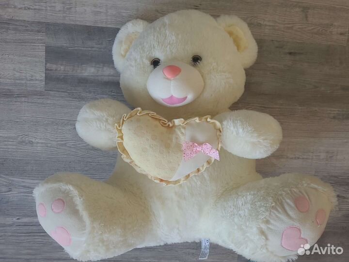 Большой плюшевый медведь