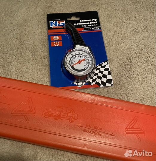 Манометр и знак аварийной остановки