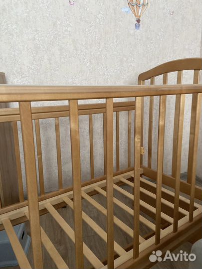 Детская кроватка с поперечным маятником