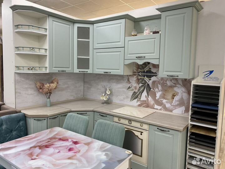 Кухонный гарнитур выставочный образец