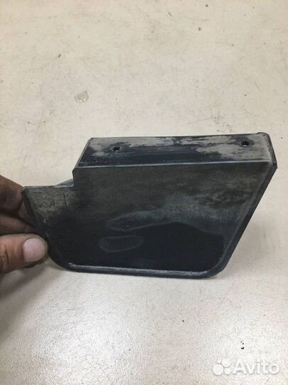 Брызговик задний правый перед колесом