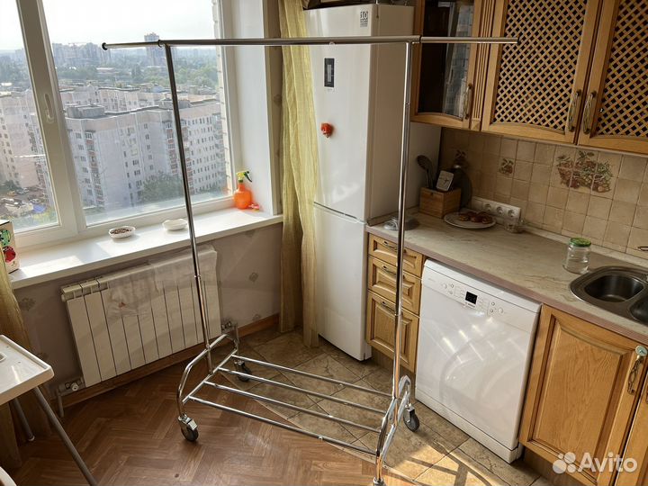 Вешалка напольная на колесах