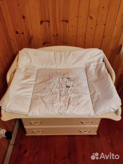 Пеленальный комод и детская кровать