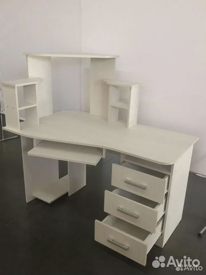 Угловой стол для учебы