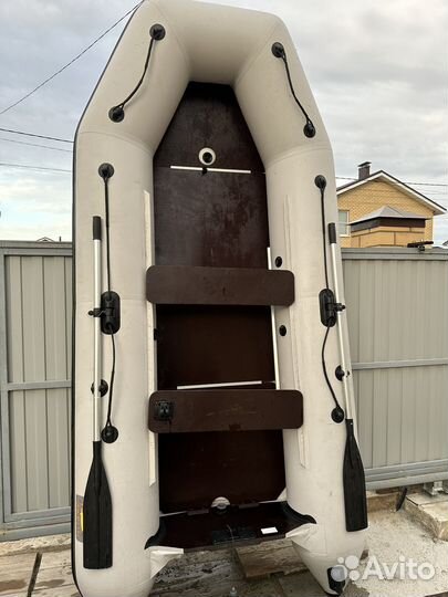 Продам лодку с мотором 9.8