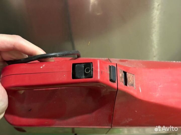 Пылесос ручной Шмель в рабочем состоянии