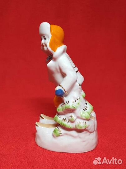 Фарфоровая статуэтка Мальчик на лыжах Полонне зхк