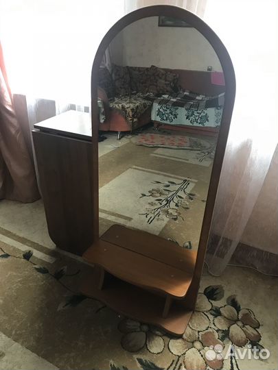 Зеркало с полкой