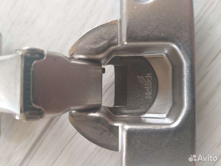 Петля мебельная hettich
