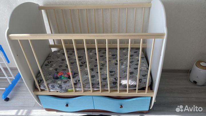 Детская кроватка с маятником и ящиком