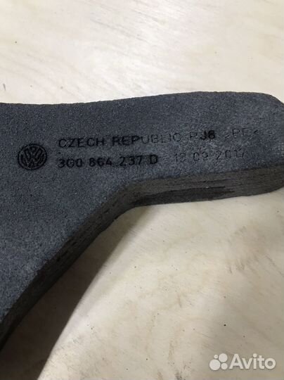 Шумоизоляция переднего крыла Passat B8