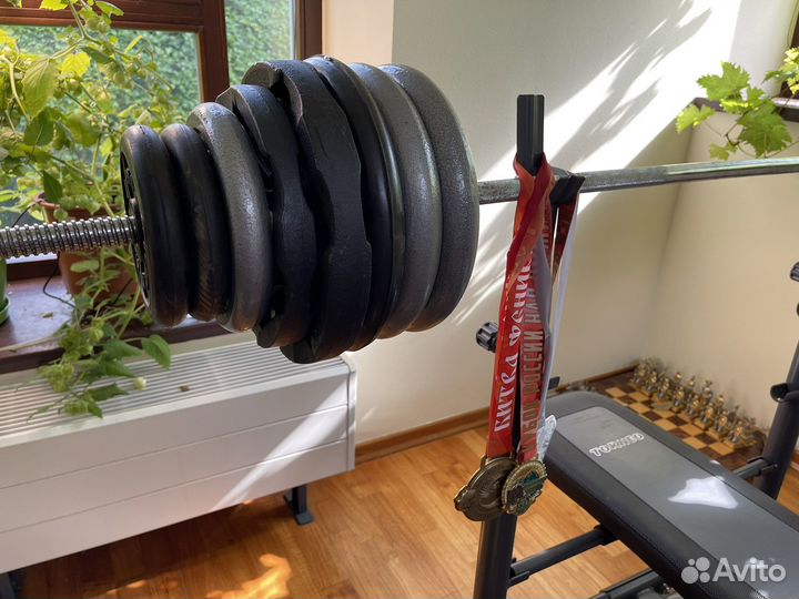 Скамья для жима со штангой и блинами