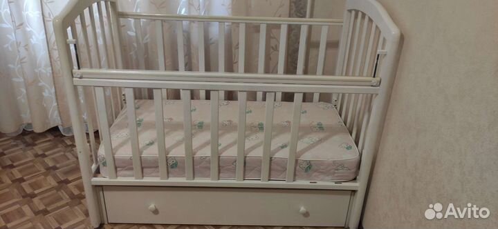 Детская кроватка с маятником