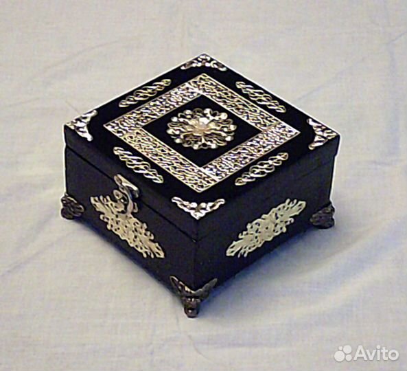 Деревянная шкатулка 