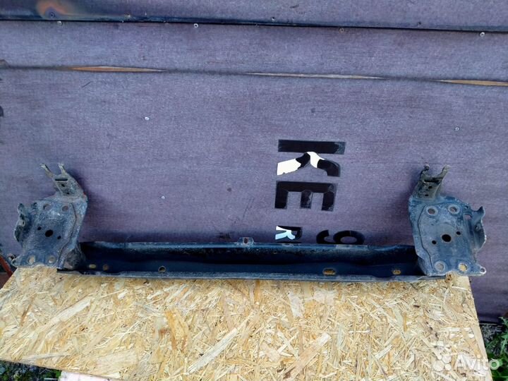 Усилитель переднего бампера VW Touareg 1