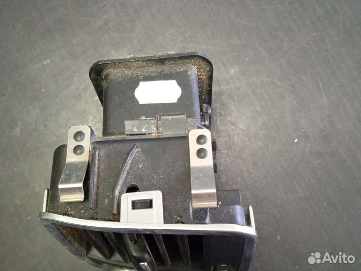 Дефлектор воздушный центральный сзади audi A6 C6