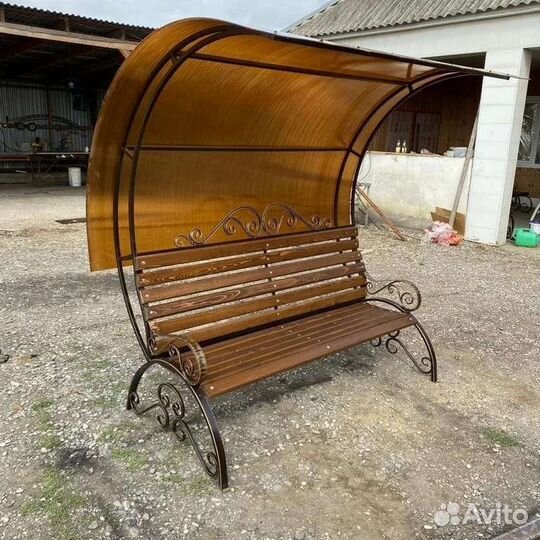 Скамейка с крышей