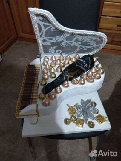 Рояль, корабль с конфетами