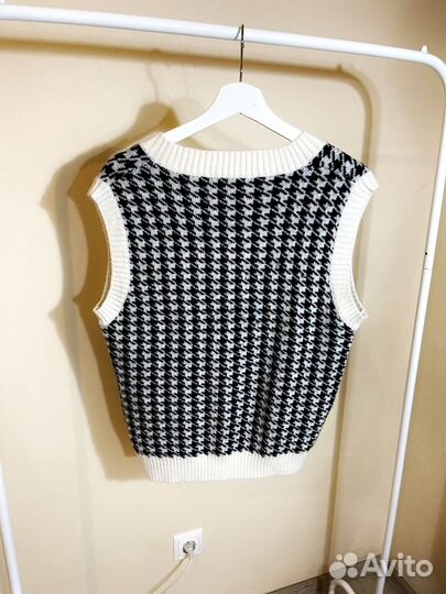 Жилетка женская вязаная