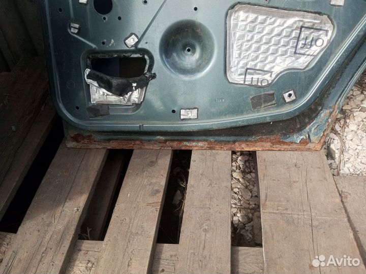 Задняя правая дверь на приору сед/хэч