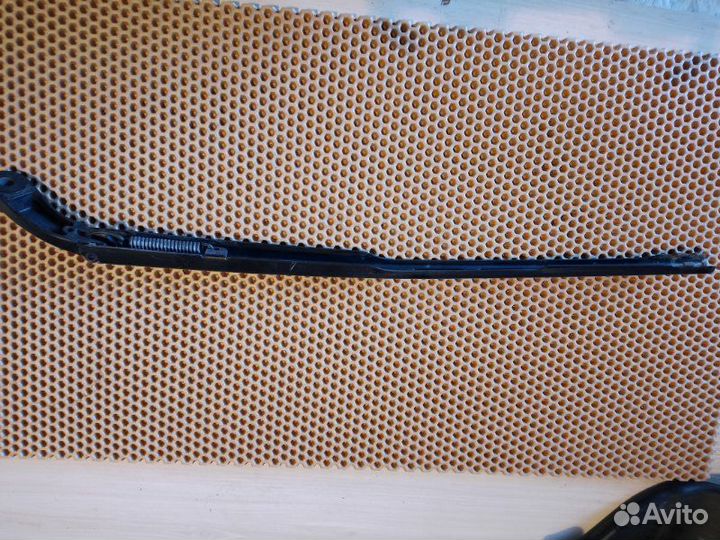 Поводок стеклоочистителя правый Audi A8 D4 long