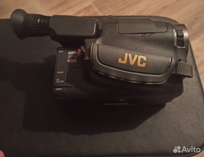 Продам видеокамеру кассетную JVC