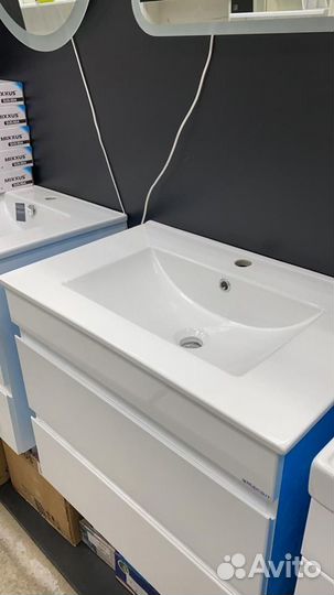 Раковина с тумбой и зеркалом
