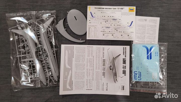 Сборная модель самолета Boeing 737-800 1/144