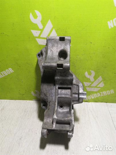 Кронштейн генератора Шкода Октавия А4