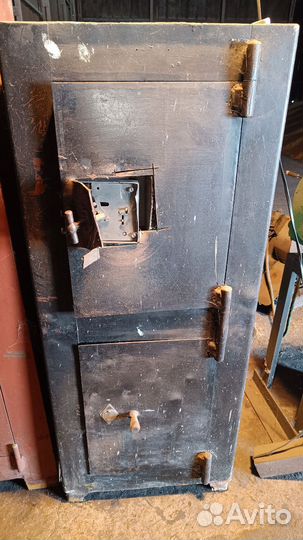Сейф металлический большой