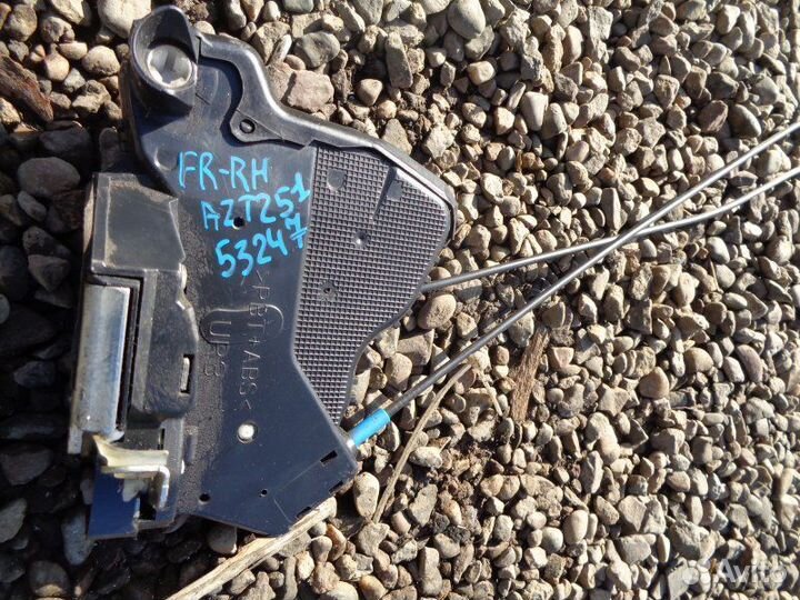 Замок двери передний правый Toyota Avensis AZT251
