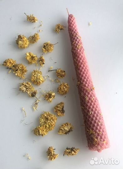 Свеча из вощины розовая с душицей и хризантемой