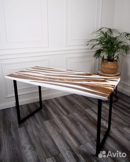 Стол из натурального дальневосточного Вяза и смолы