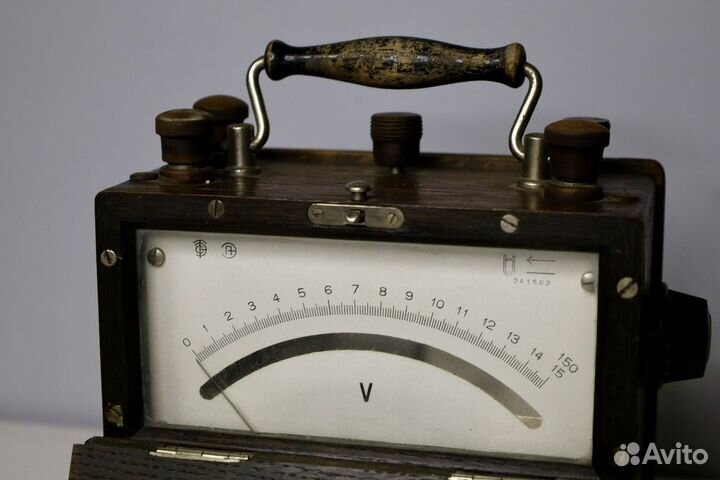 Вольтметр старинный в деревянном корпусе