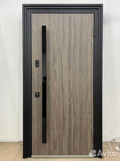 Входная дверь в CPL отделке с ручкой подсветкой