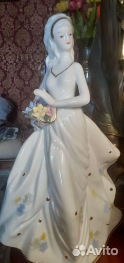 Фарфоровая статуэтка. Девушка с корзинкой цветов