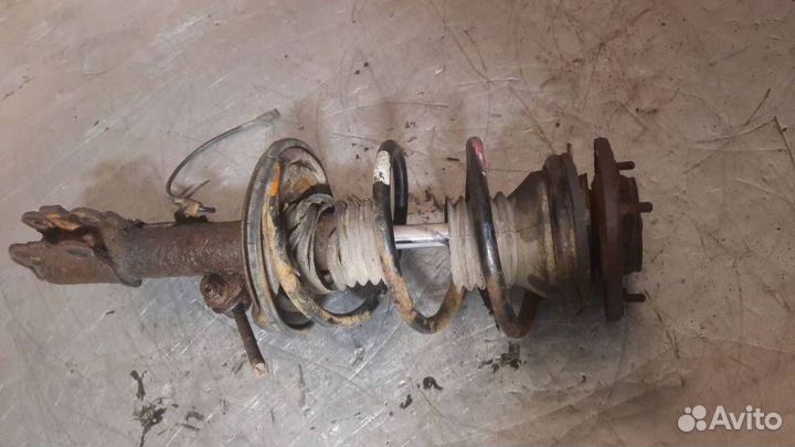 Стойка амортизатора передняя левая Toyota