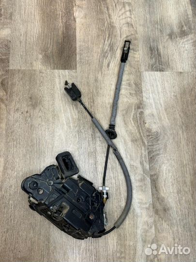 Замок двери передний левый Volkswagen Polo седан