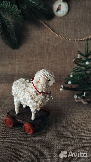 Ватная игрушка овечка на каталочке