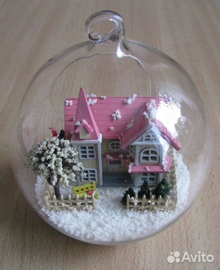 Домик в стеклянном шаре