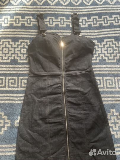 Платье на молнии спереди